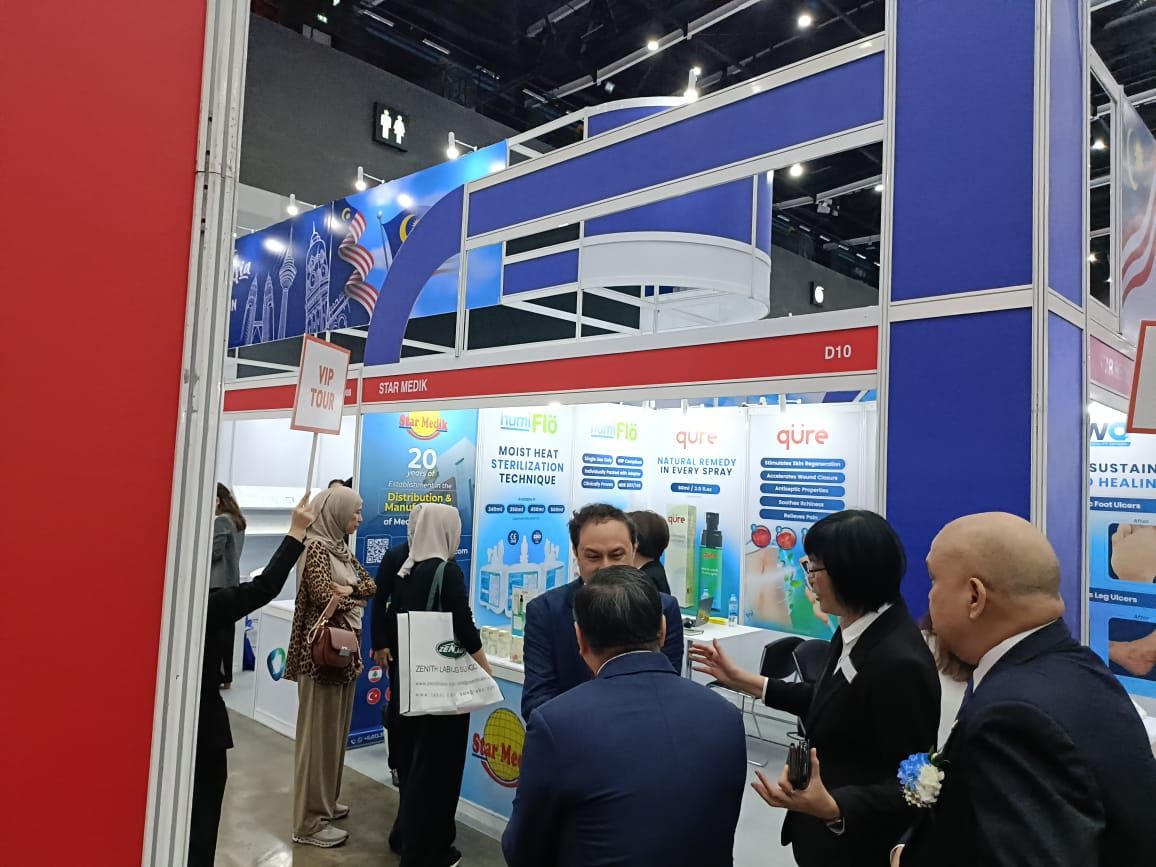 Attendees registering at Pharma Eurasia registration desk at International
Pharma Exhibition 2026